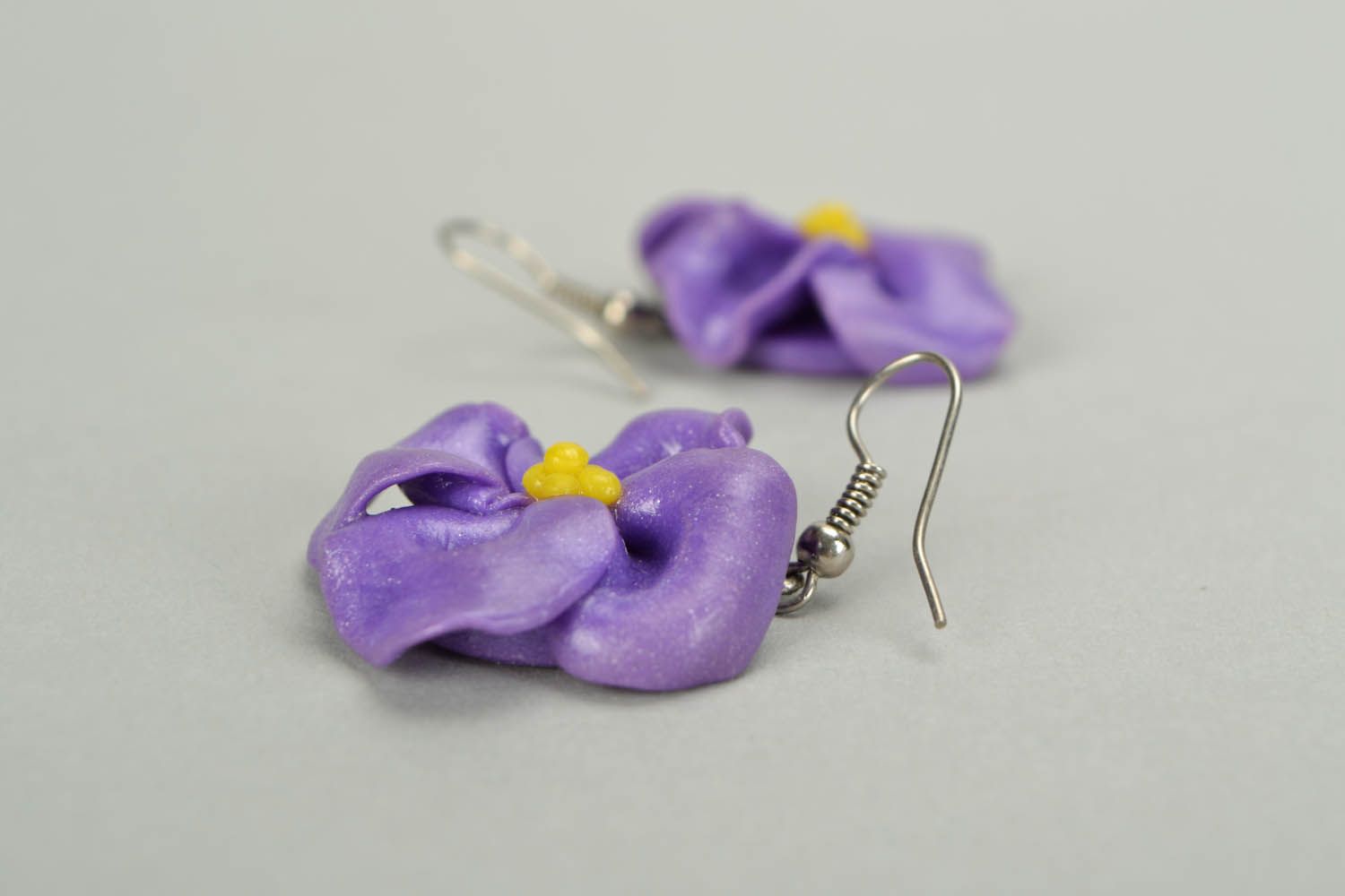 Boucles d'oreilles en pâte polymère Violettes photo 3