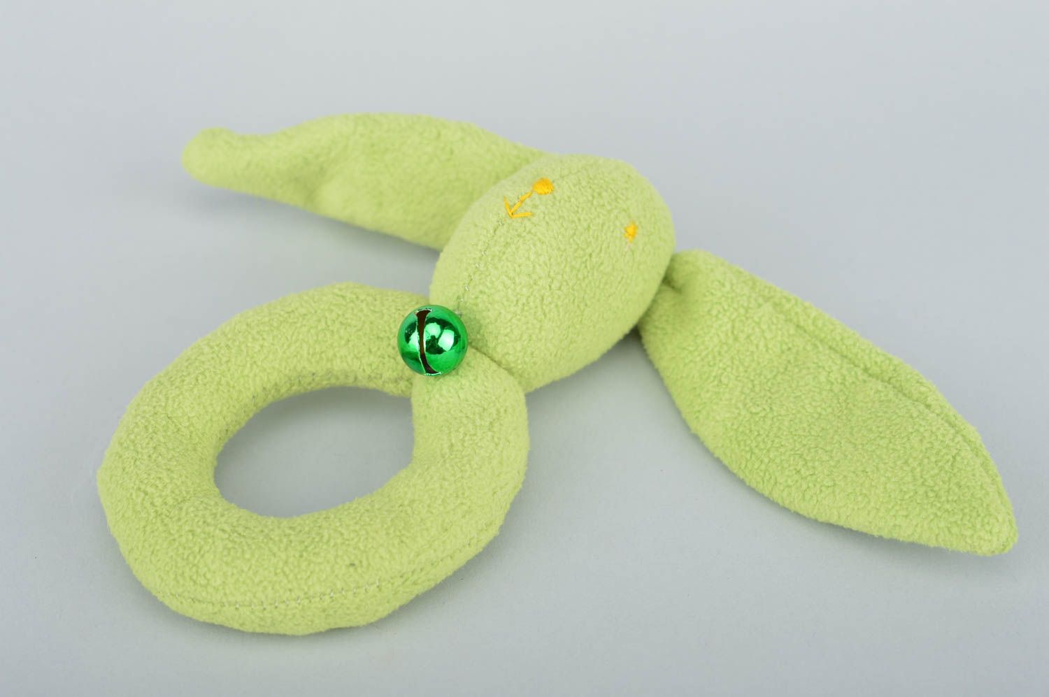 Baby Greifling Spielzeug handmade in Form vom hellgrünen Hasen mit Glöckchen foto 2