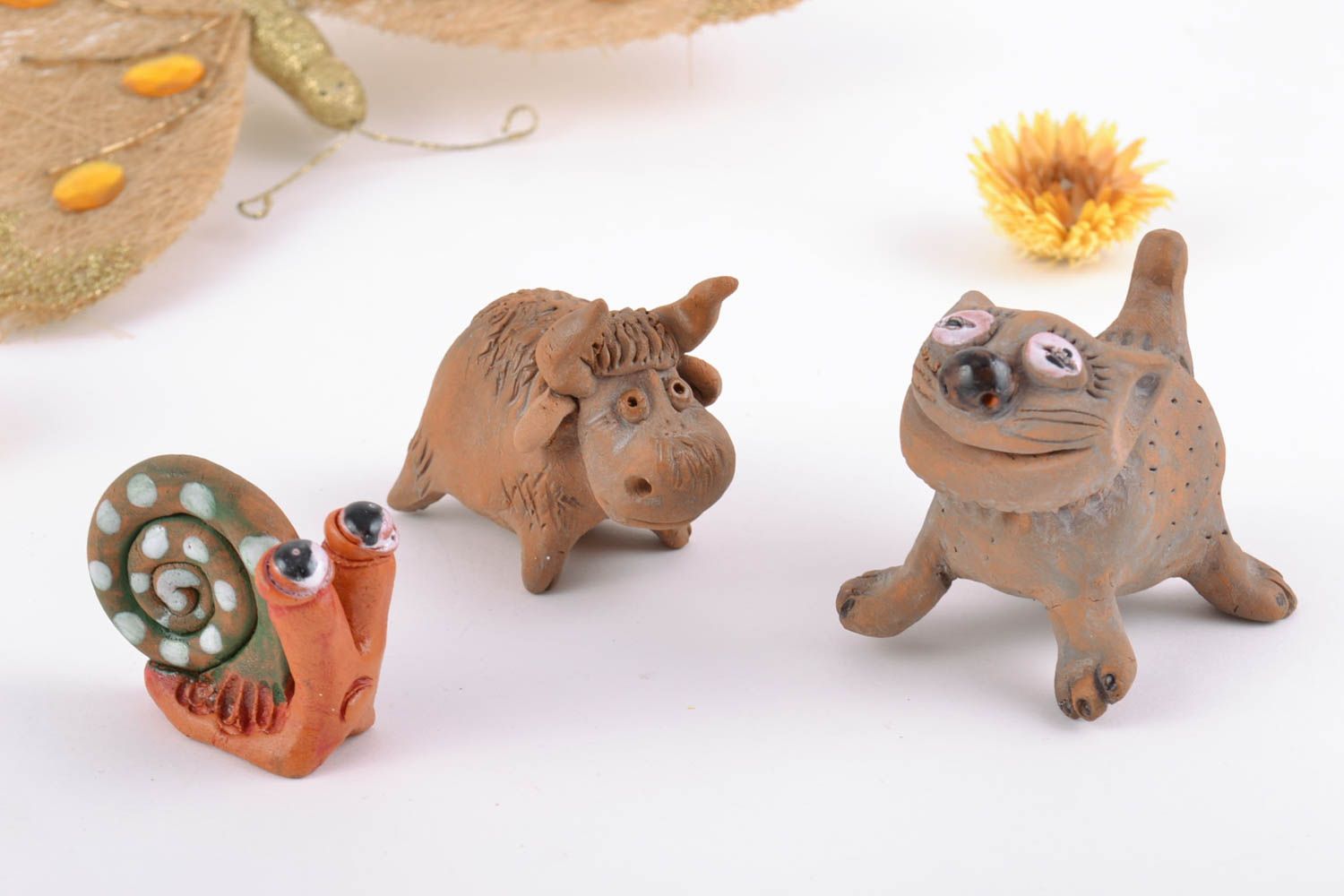 Handgemachtes Figuren Set aus Ton Katze Stier und Schnecke mit Acrylfarben bemalt foto 1