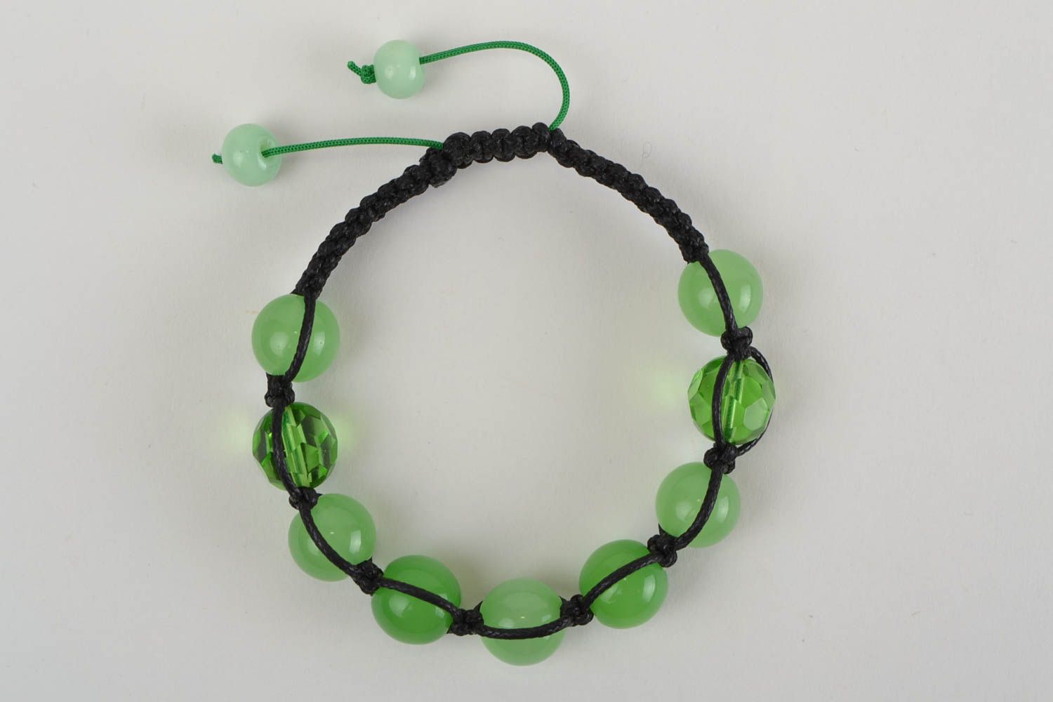 Bracelet de perles en verre tchèque vert et lacet ciré noir tressé fait main photo 4