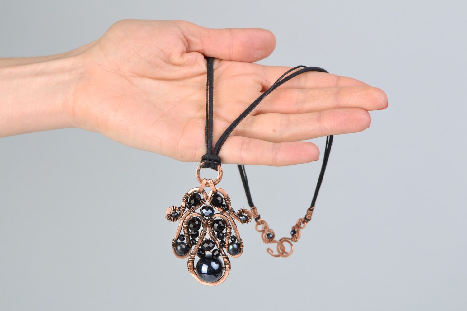 Grand pendentif en cuivre avec perles noires fait main technique wire wrapping  photo 2