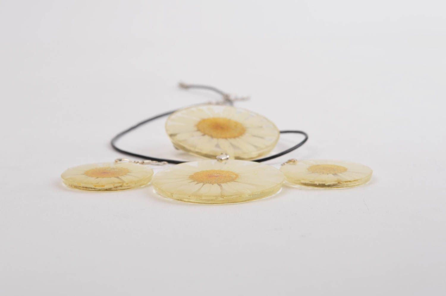 Epoxy resin accessories handmade botanic brooch botanic pendant with dry flowers photo 3