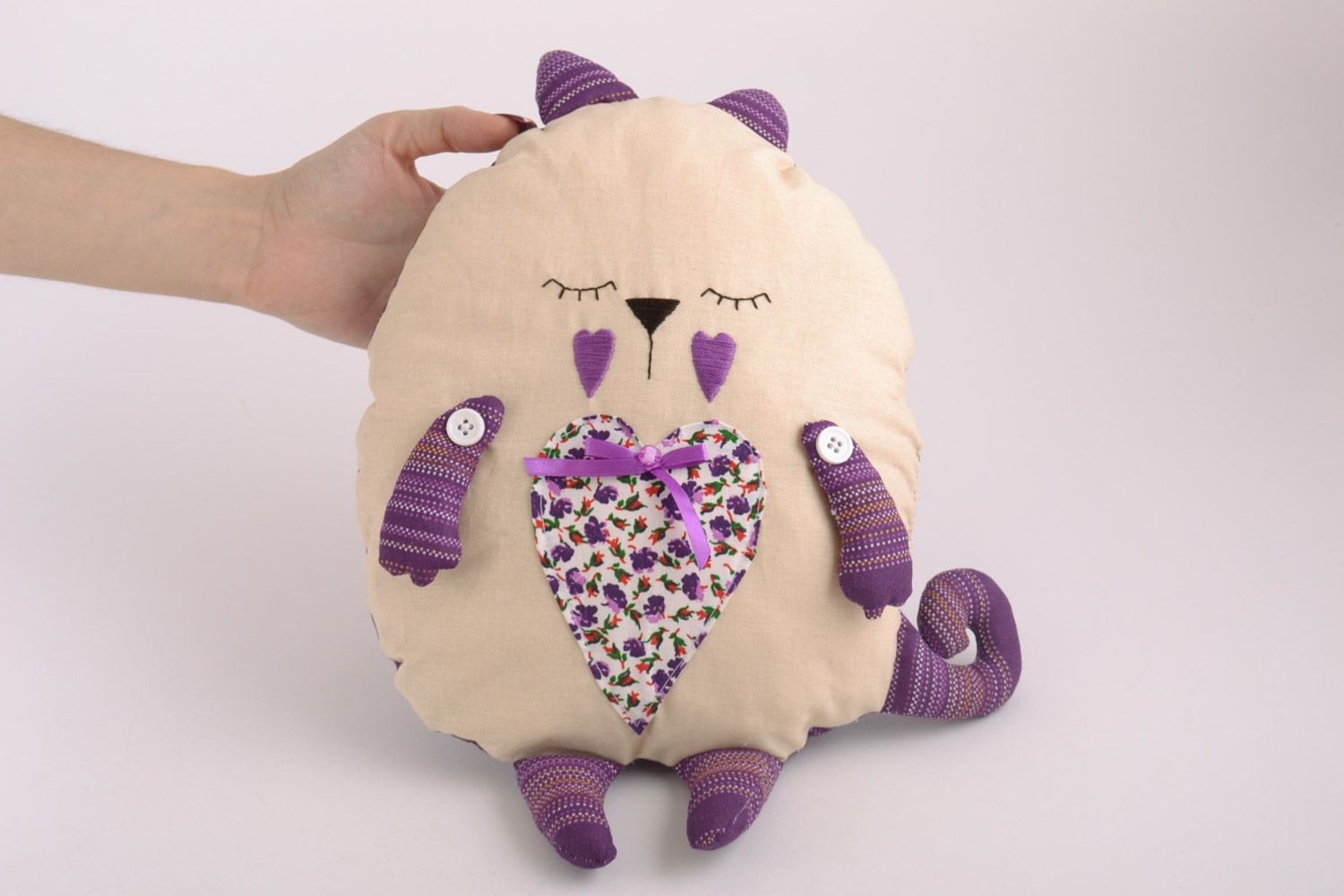 Petit doudou coussin en tissu violet en forme de chat fait main pour enfant  photo 5