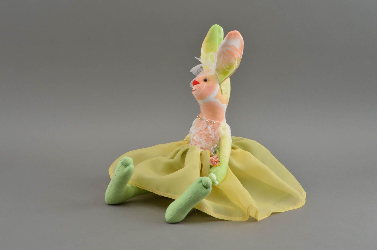 Мягкая игрушка зайка ручной работы из ткани красивая детская авторская фото 3