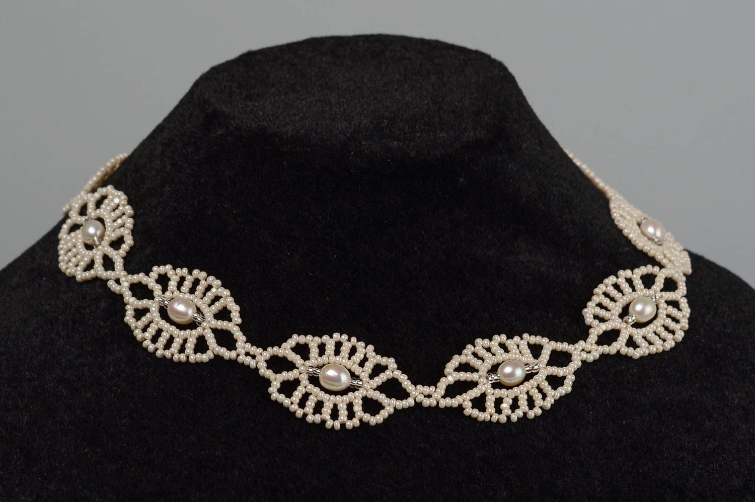Колье из бисера украшение ручной работы ожерелье из бисера белое ажурное фото 2