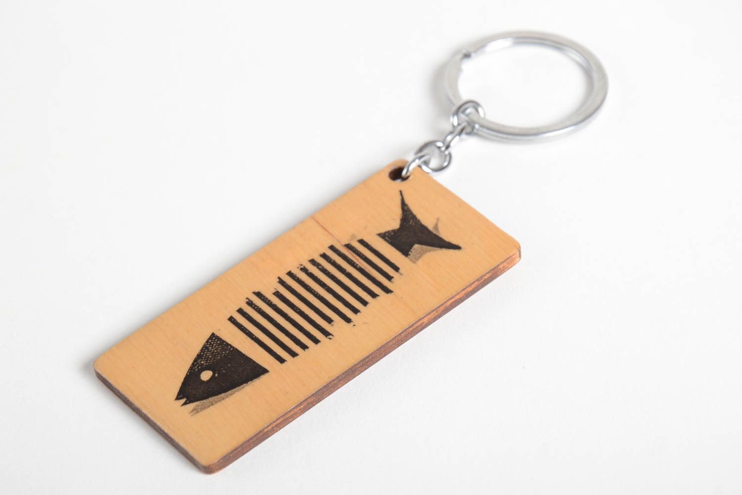 Porte-clés en bois fait main rectangulaire avec poisson Accessoire design photo 5
