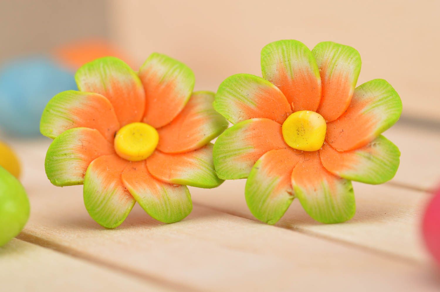 Blumen Ohrstecker aus Polymer Ton in Grün und Orange handmade Designer Schmuck foto 1
