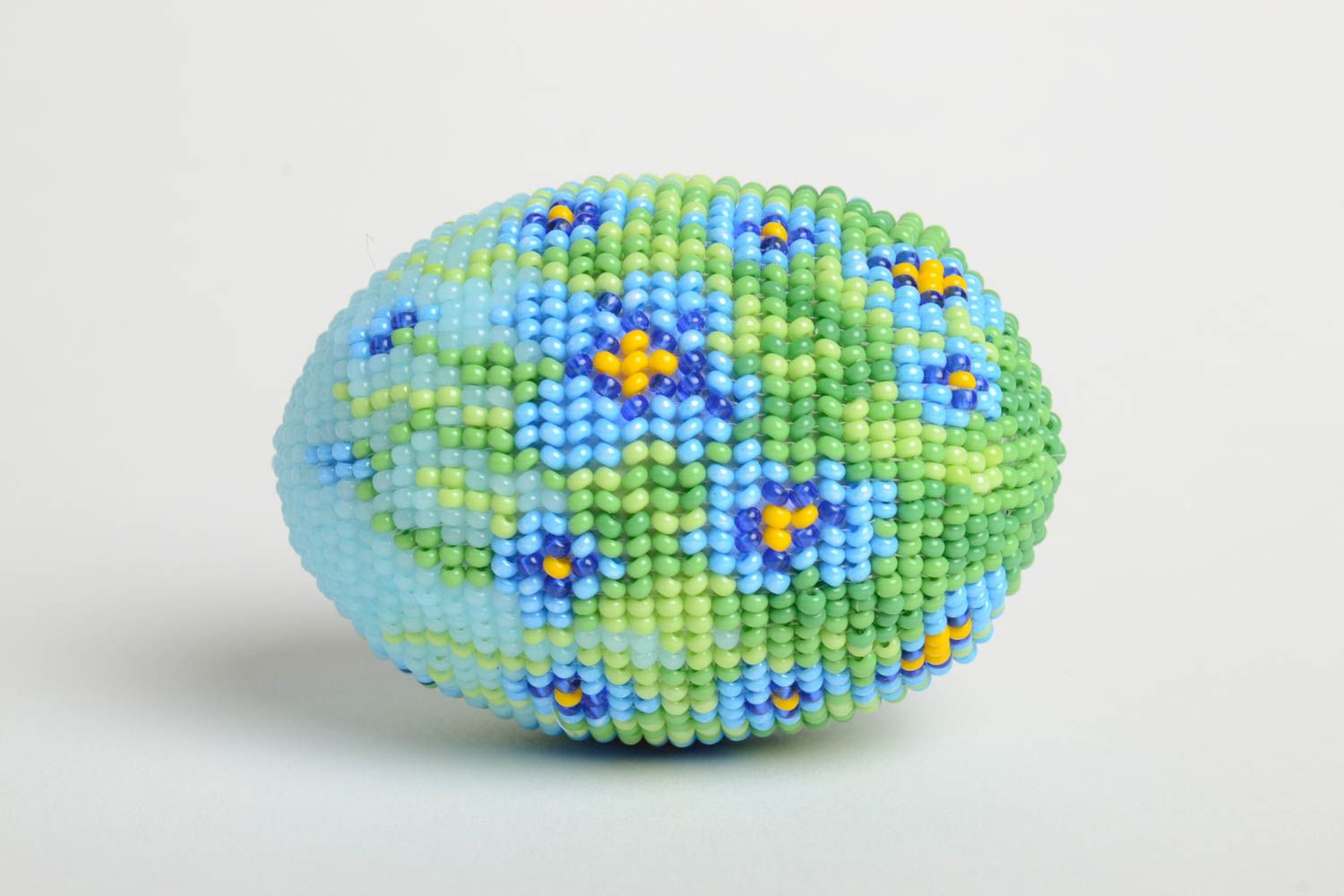 Яйцо из бисера ручной работы декоративный элемент предмет интерьера голубое  фото 3