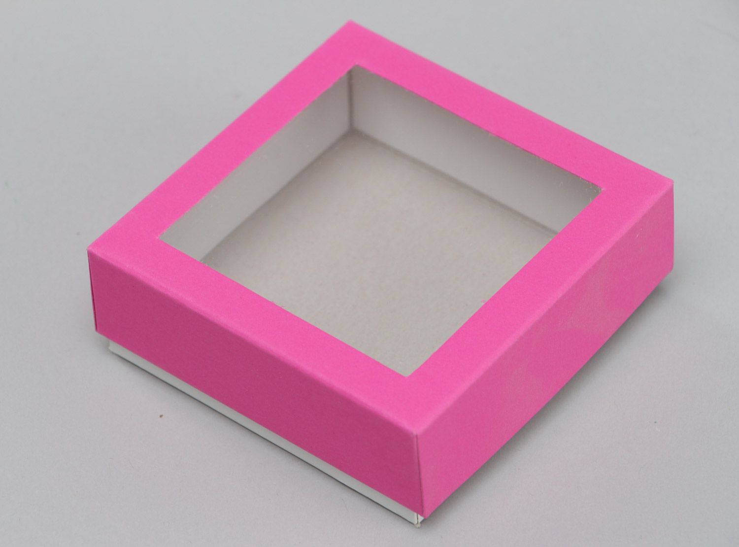 Caja decorativa artesanal pequeña con tapa transparente de color frambuesa blanco foto 3
