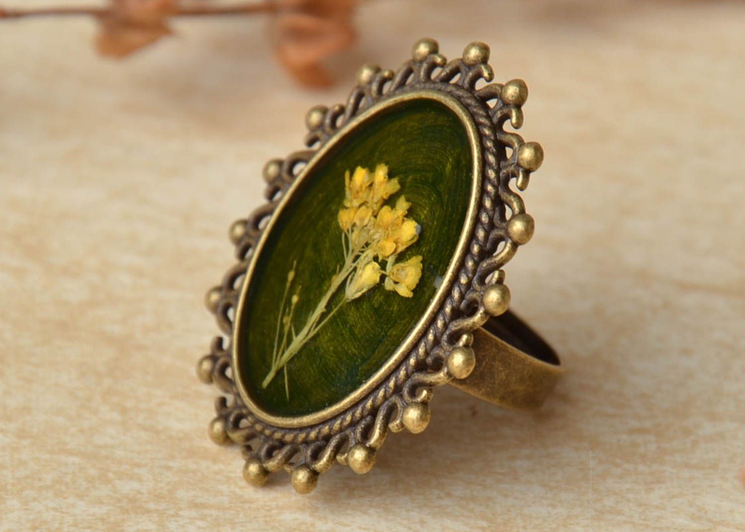 Round vintage ring with natural flowers photo 1
