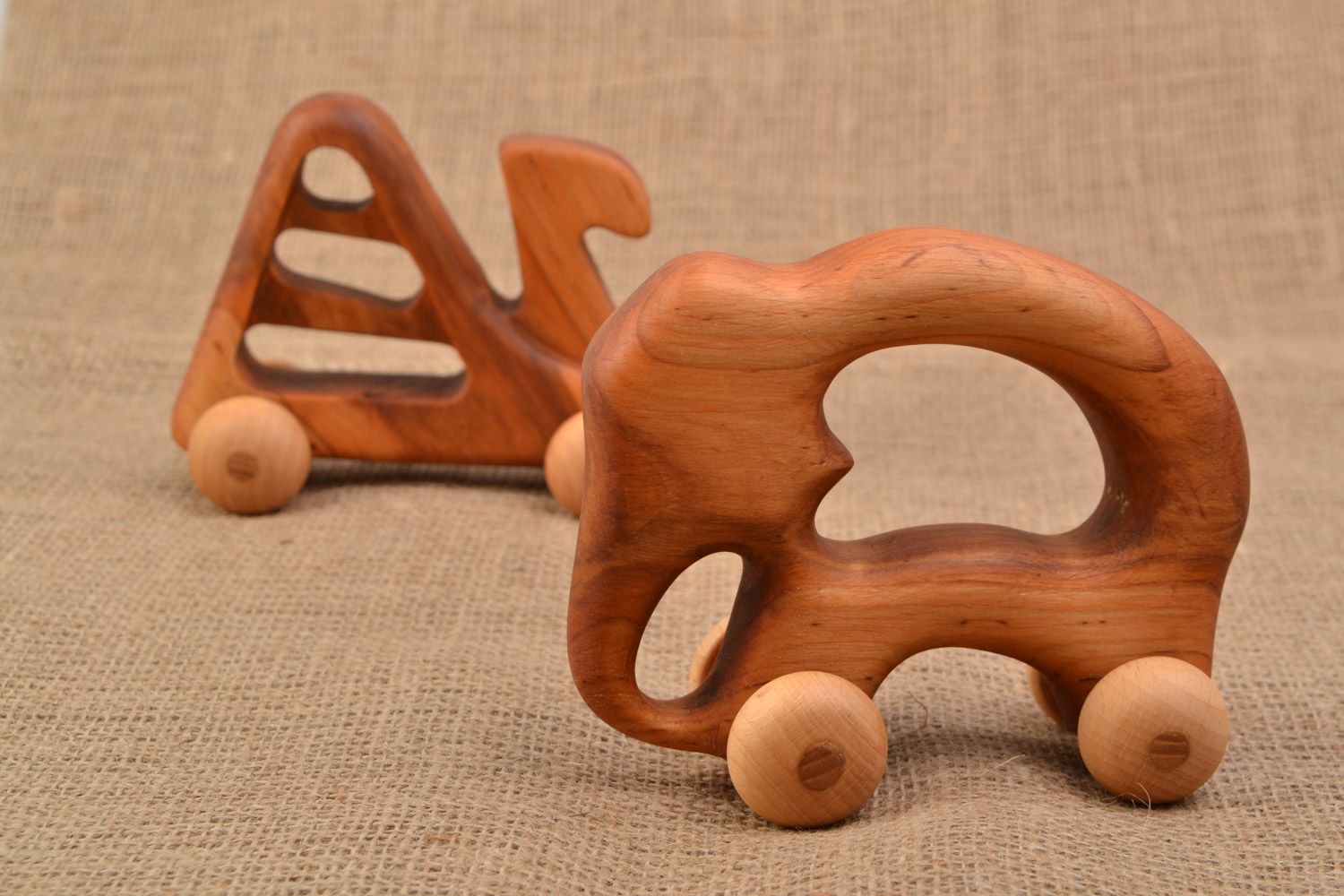 Деревянная эко игрушка слоник на колесиках пропитанная льняным маслом хенд мэйд фото 3