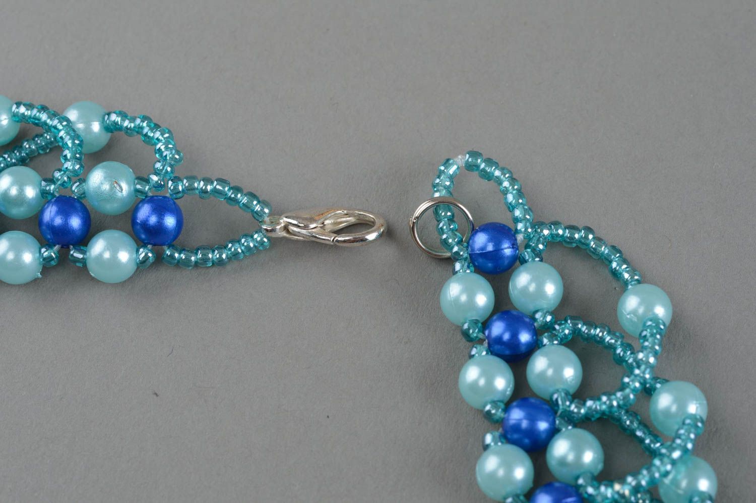 Blaues geflochtenes Collier aus Glasperlen mit Perlen mehrreihig handgeschaffen foto 4