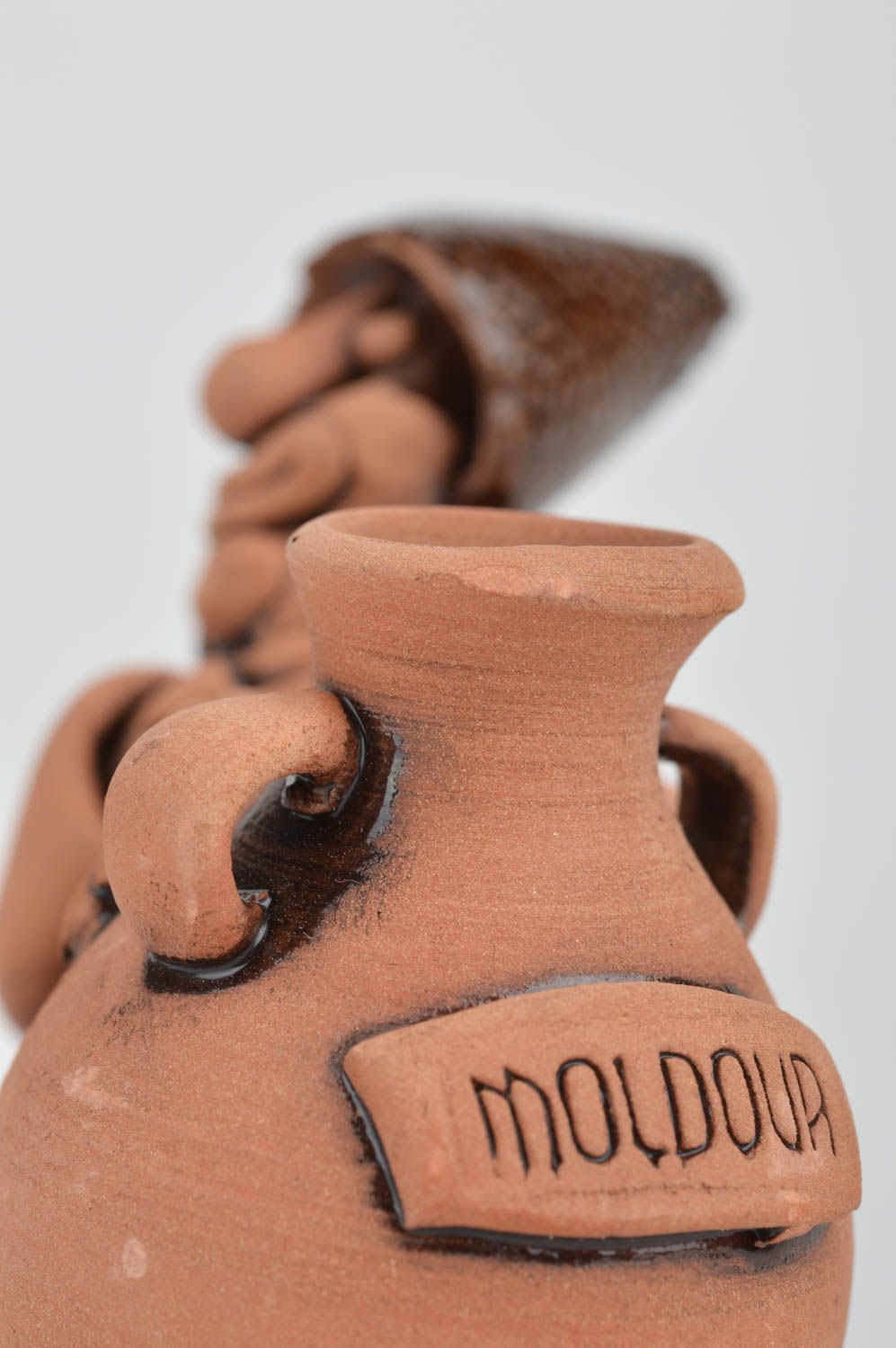 Petite figurine en céramique faite main brune décorative vigneron avec cruche  photo 4