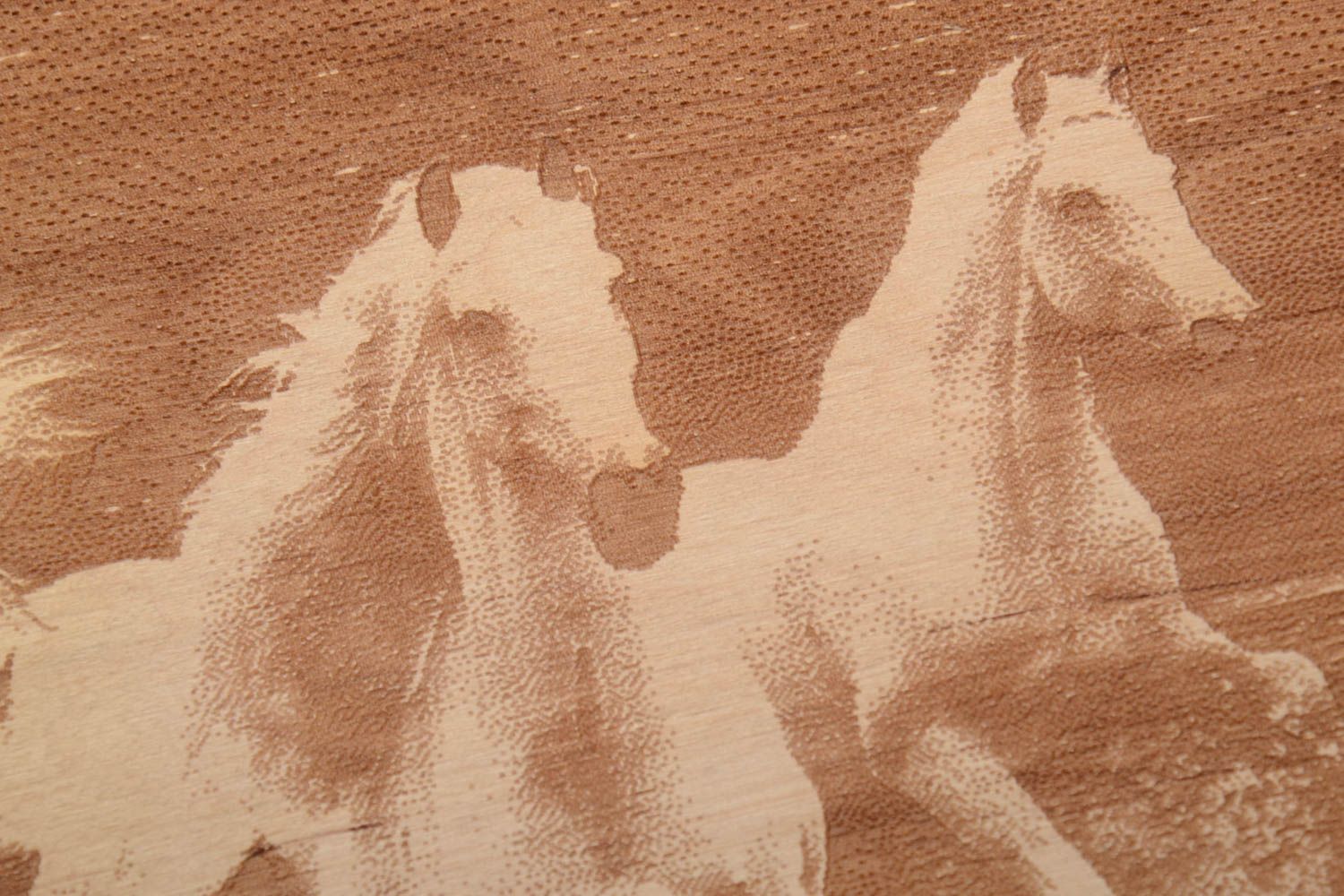 Tableau en bois de hêtre fait main original avec gravure Trois chevaux photo 3