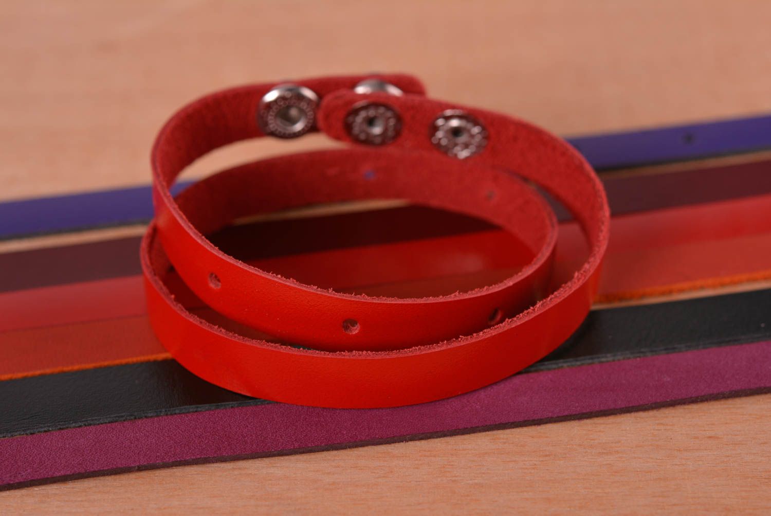 Браслет на руку ручной работы красный кожаный браслет украшение из кожи фото 1