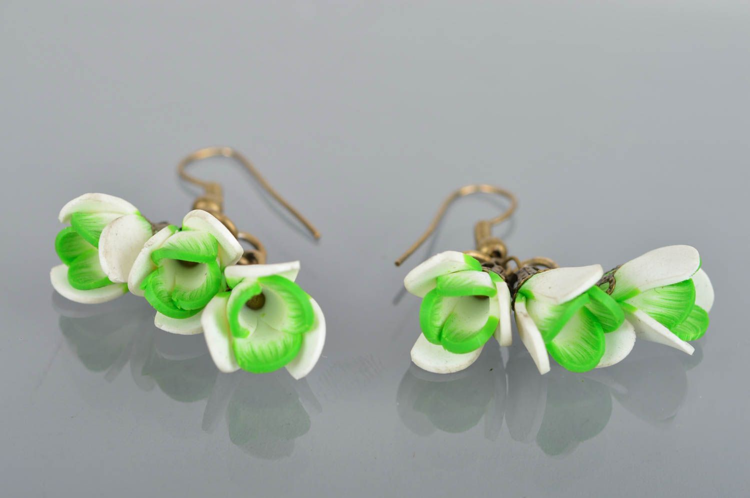 Lange weiß grüne Designer handmade Ohrringe aus Polymerton mit Blumen  foto 5