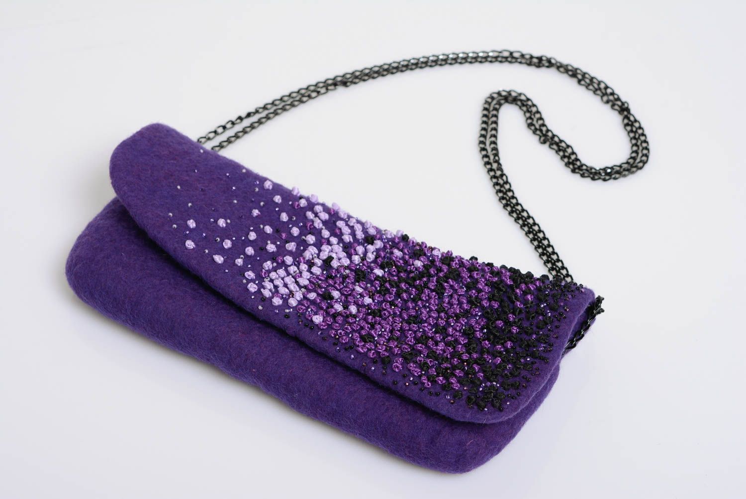 Фиолетовая сумочка в технике валяния из шерсти ручной работы красивая на цепочке фото 1