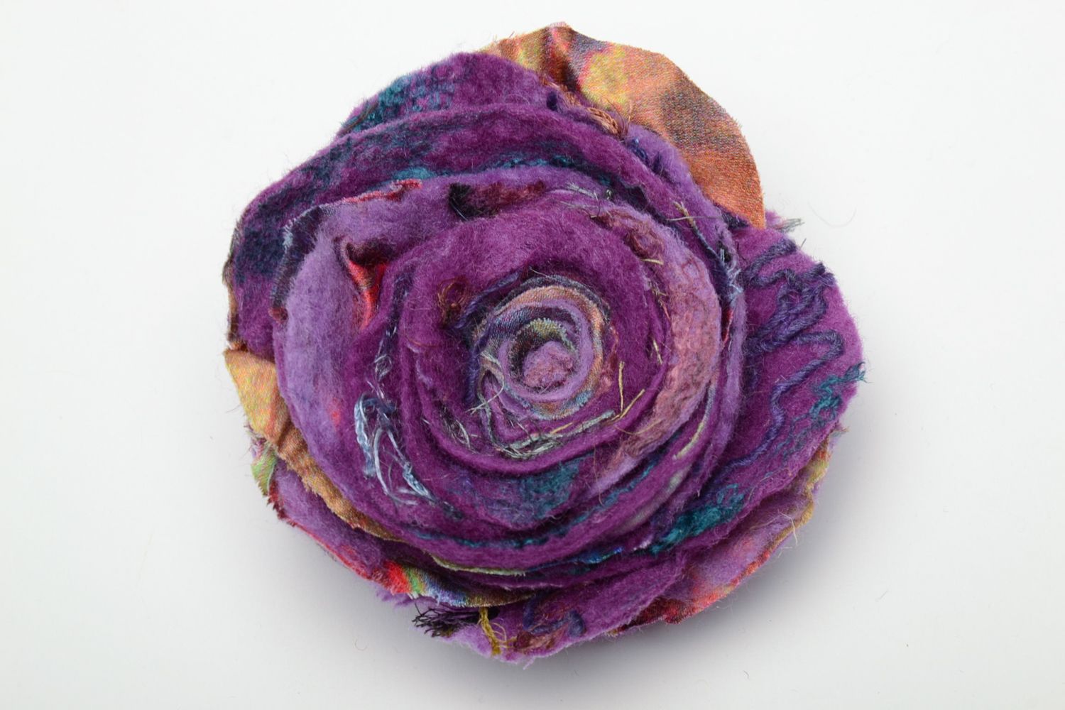 Broche en laine feutrée fleur violette faite main photo 3
