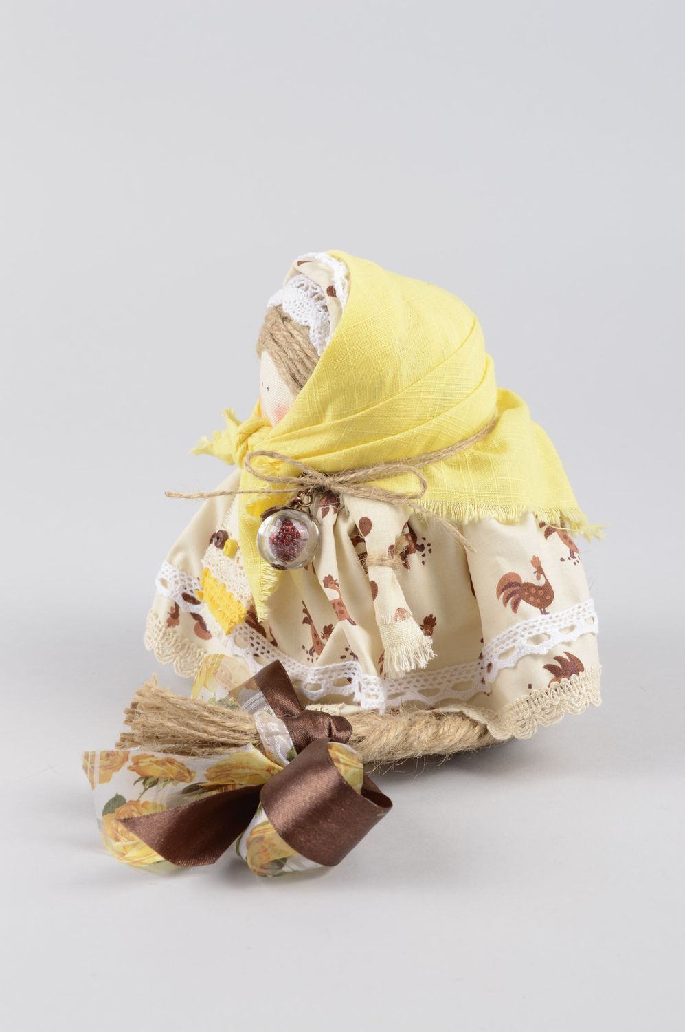 Оберег дома кукла ручной работы тряпичная кукла с желтым платочком и косой фото 2