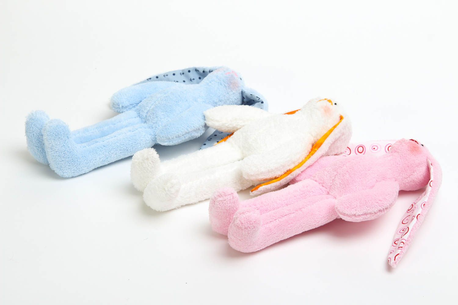 Handmade drei Kuscheltiere Hasen bunt Stoff Spielzeuge Set Geschenke für Kinder  foto 2