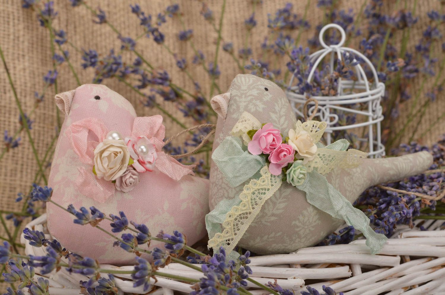 Ensemble de 2 oiseaux décoratifs gris et rose en coton faits main à suspendre photo 1