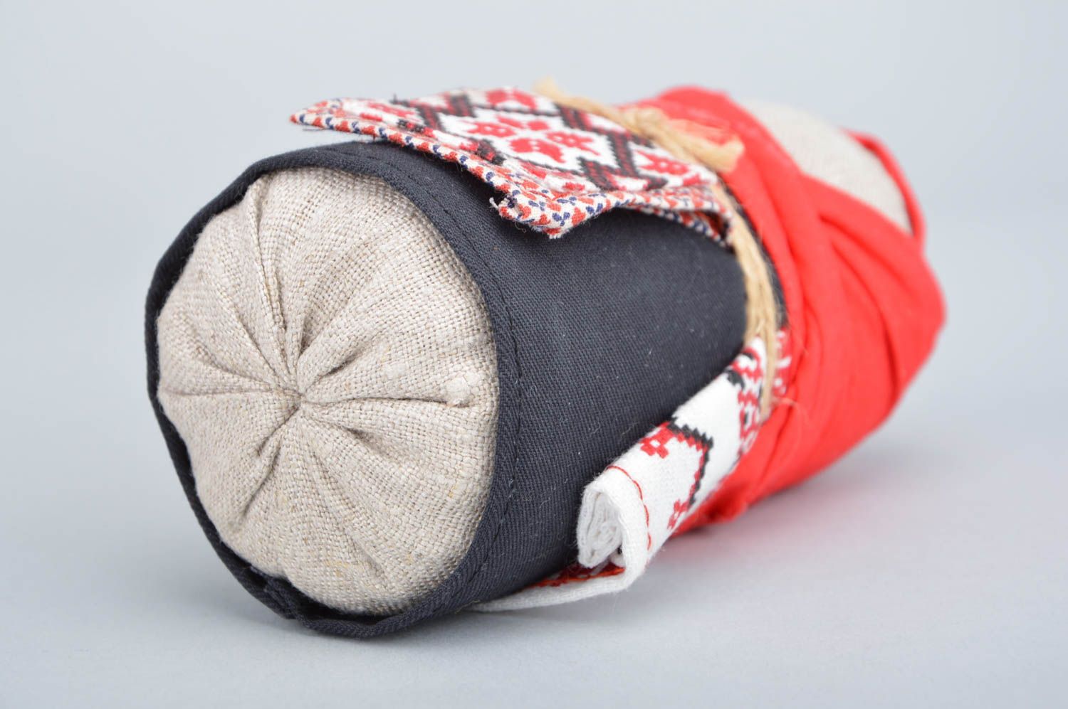 Schöne ungewöhnliche ethnische handgemachte Puppe aus Stoff Behüter der Wohnung foto 3