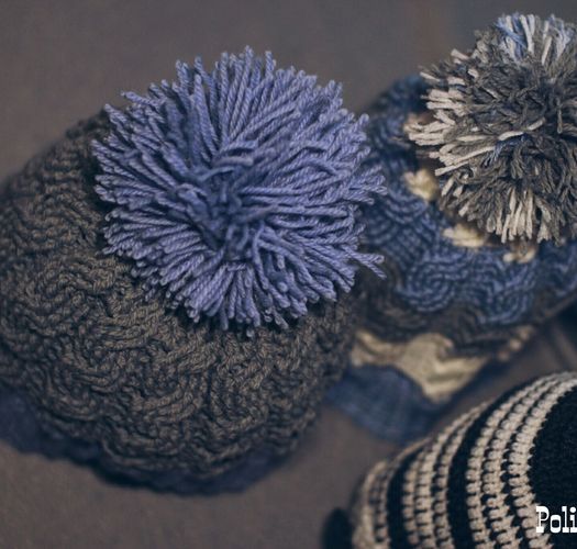 Bonnet tricoté au crochet en laine naturelle avec pompon gris fait main unisexe photo 1