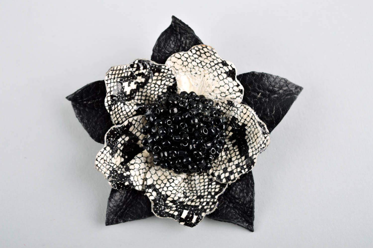Brosche Modeschmuck handmade Blumen Brosche Schmuck aus Leder schwarz weiß foto 2