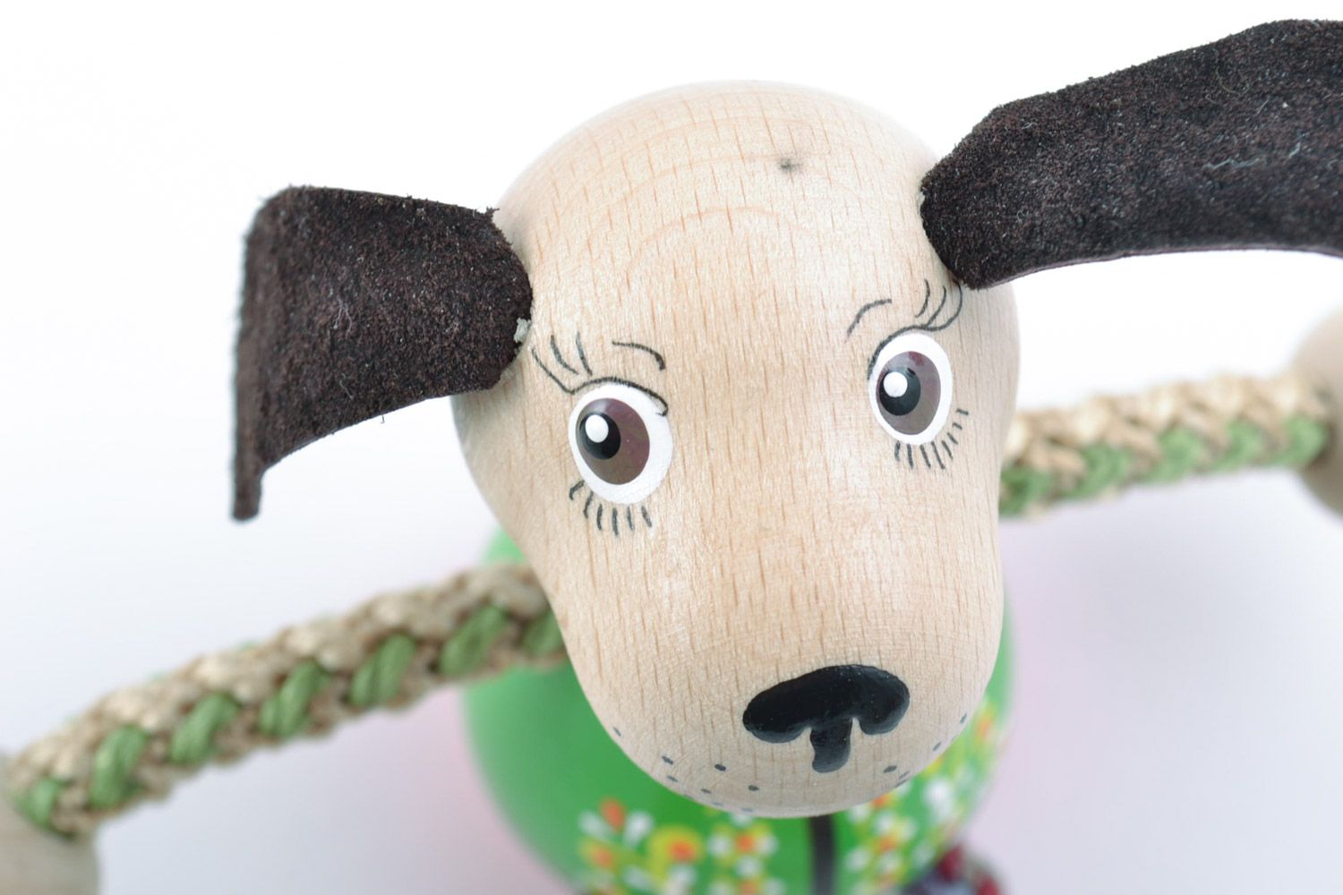 Petit jouet chien en bois peint chien en costume vert fait main pour enfant photo 3