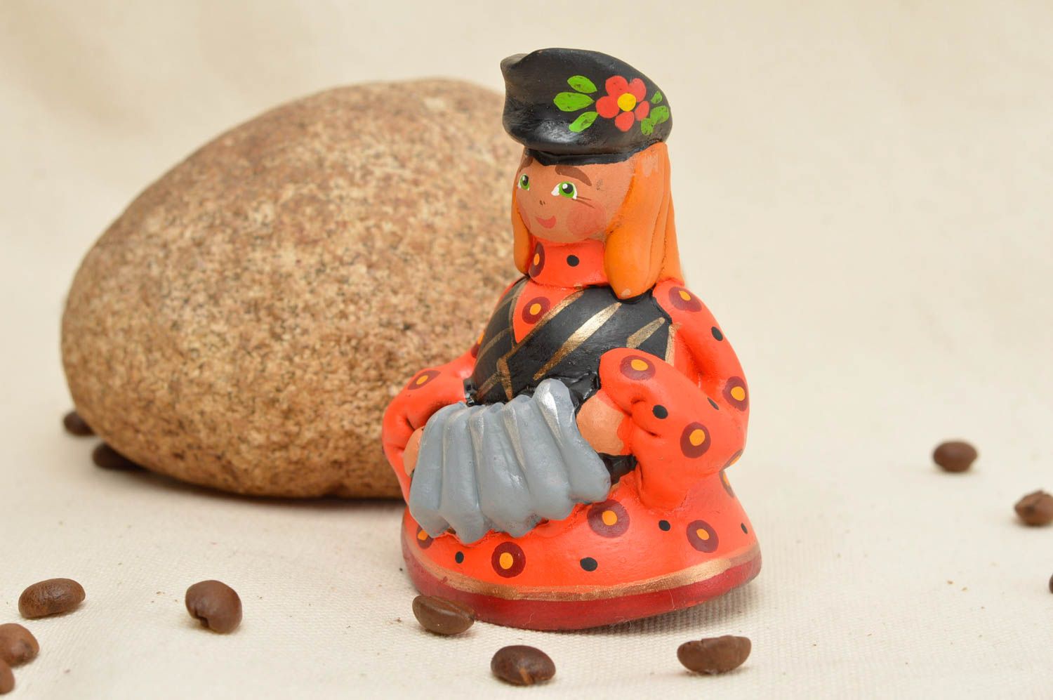 Расписанный красками глиняный колокольчик в виде девицы ручной работы красивый фото 1