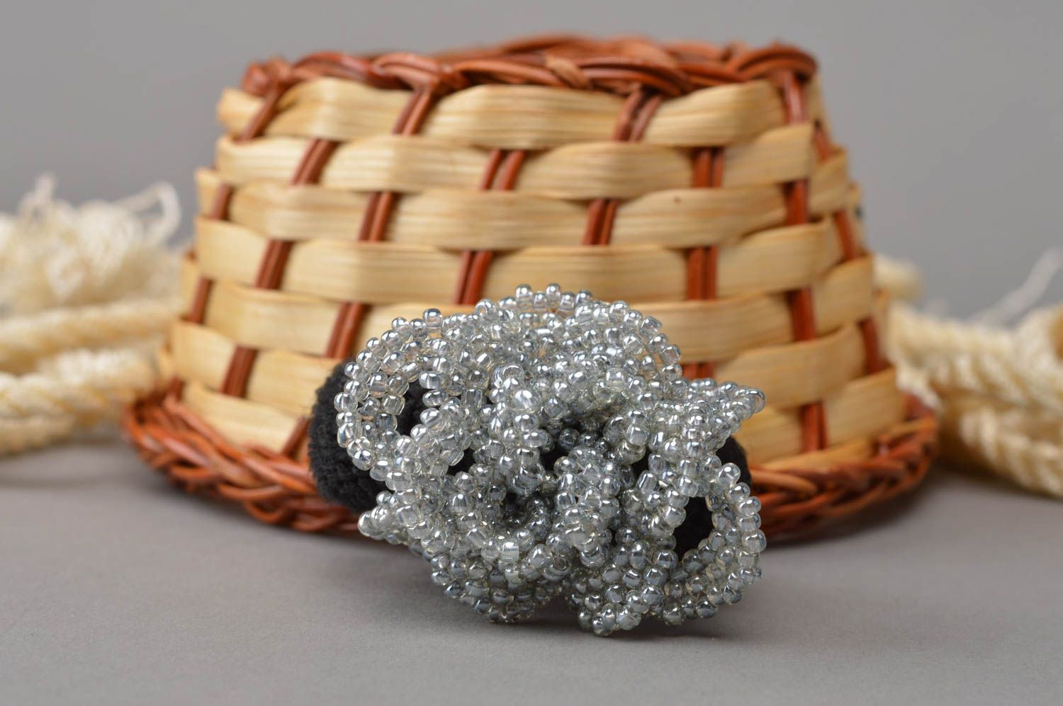Élastique cheveux fleur fait main en tricot et perles de rocaille Fleur argent photo 1