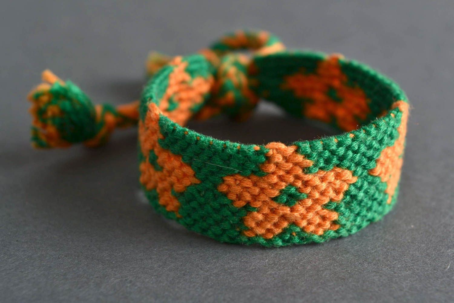 Bracelet vert tressé en fils moulinés en macramé avec fleurs orange fait main photo 1