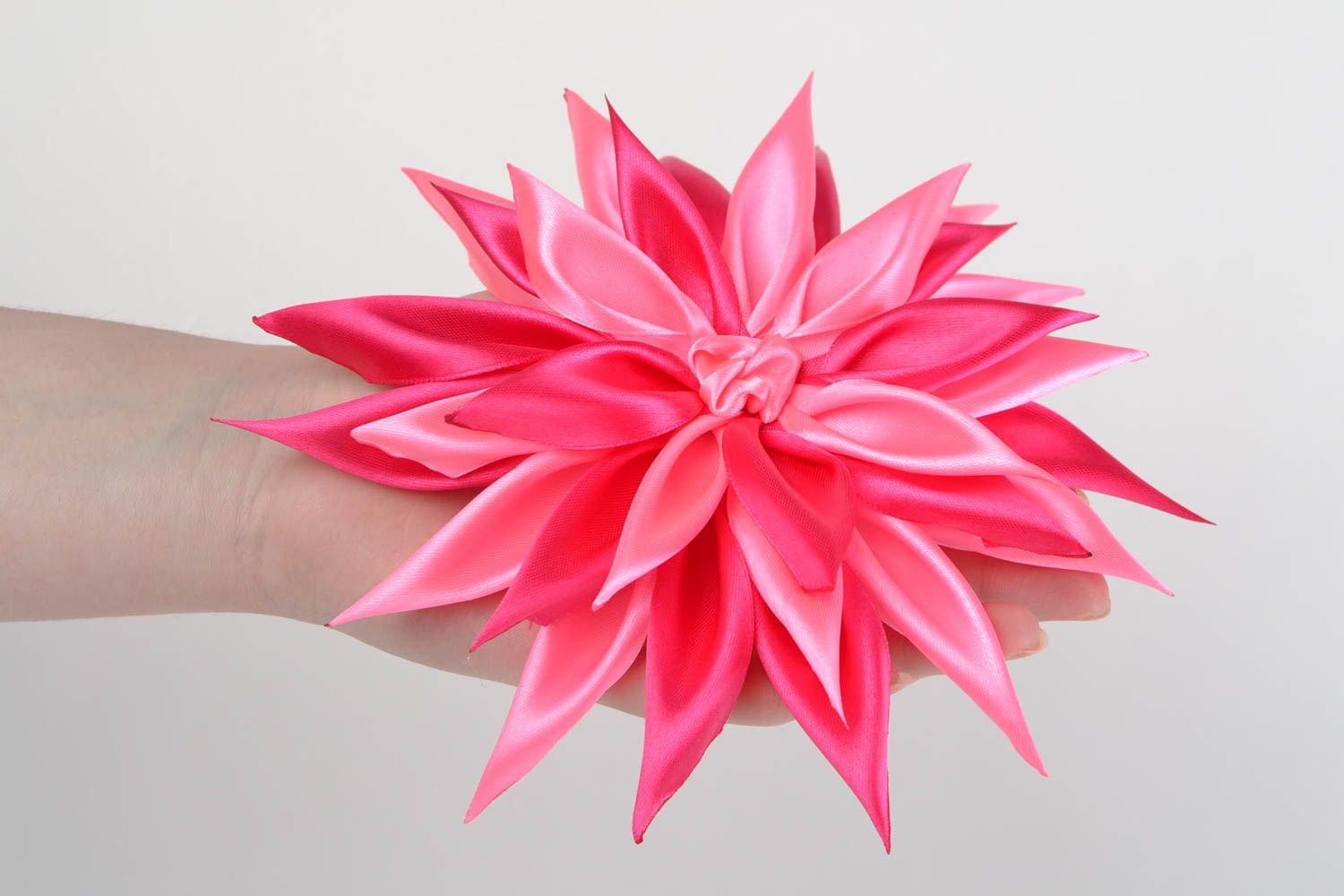 Яркая розовая резинка для волос в технике канзаши из атласных лент ручной работы фото 2