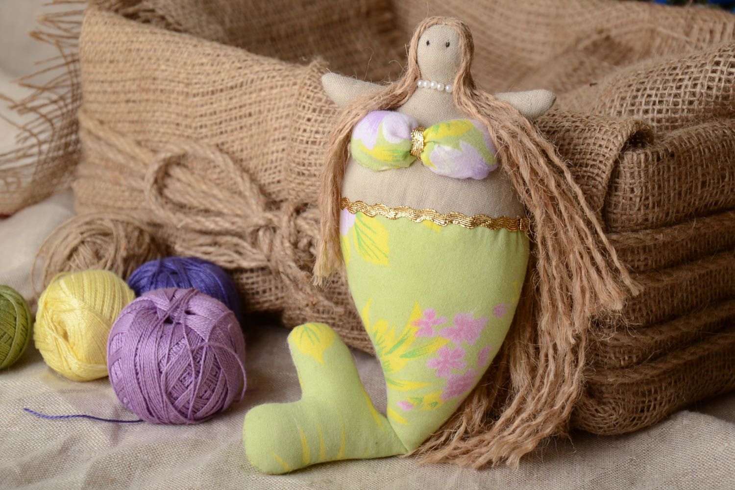 Petite poupée décorative en lin et toile de coton gris-vert faite main Sirène photo 1