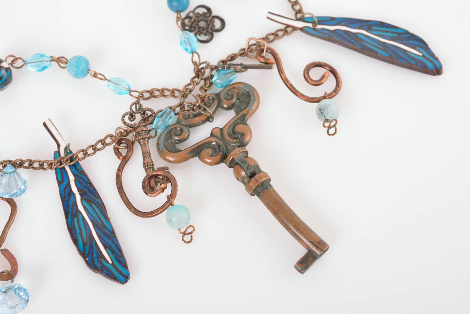 Handgemachtes Collier mit Anhänger Schlüssel und Perlen aus Naturstein Achat foto 2