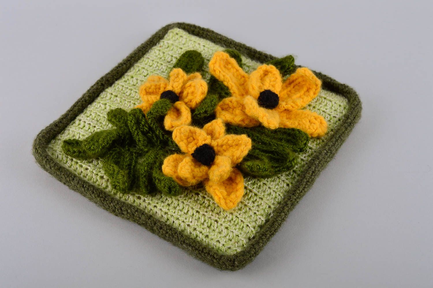 Petit tableau avec fleurs jaunes Tableau fait main vert au crochet Cadeau femme photo 3