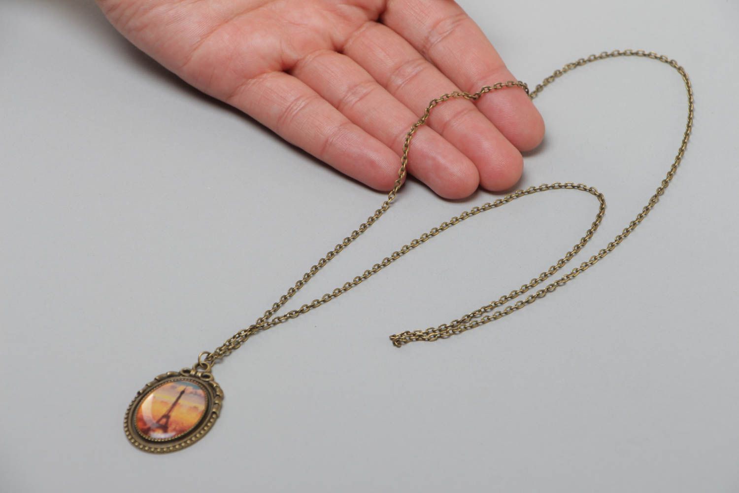 Petit pendentif en résine transparente ovale sur longue chaînette faite main photo 5