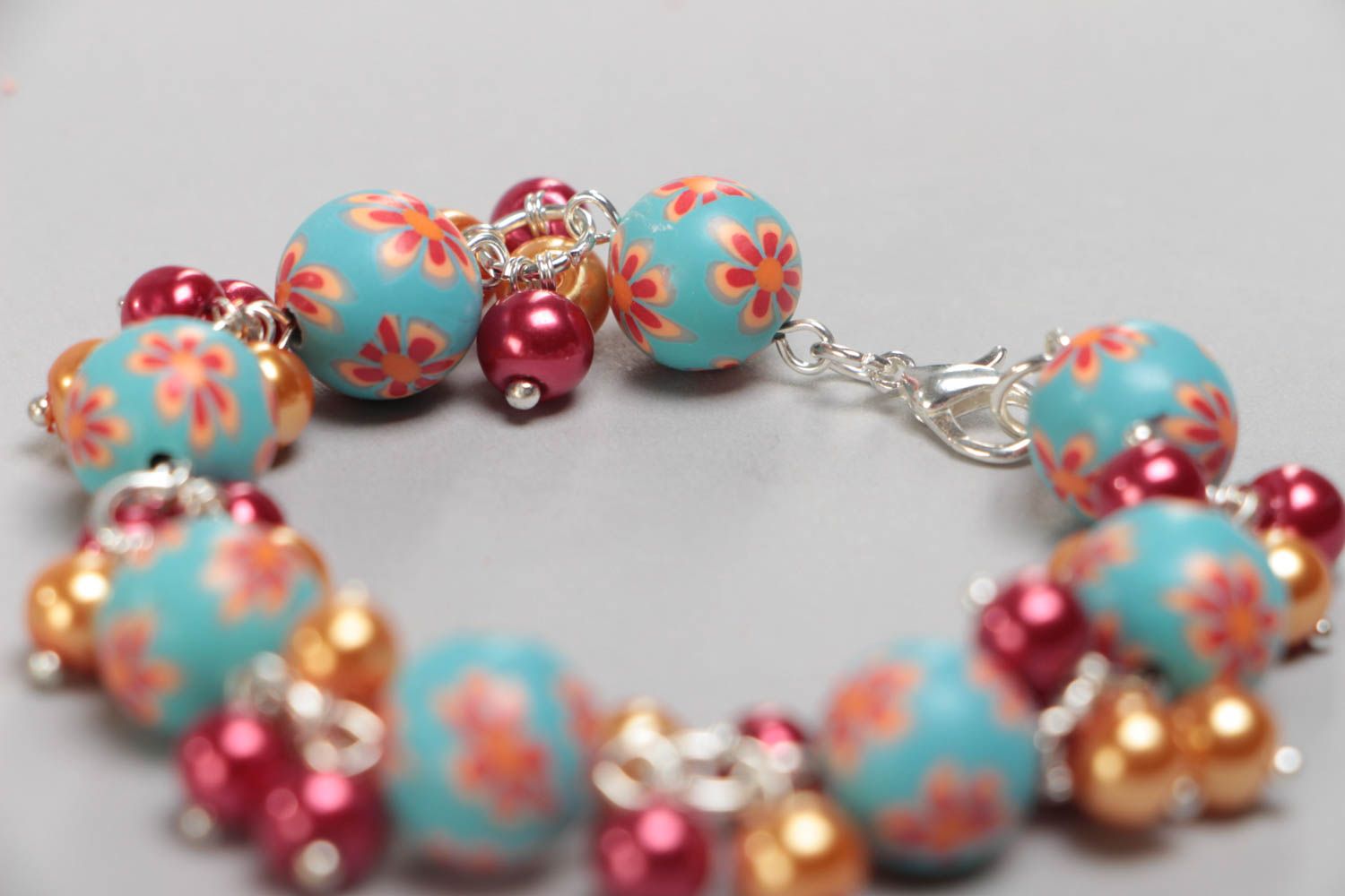 Handmade children's plastic bracelet with ceramic pearls photo 4