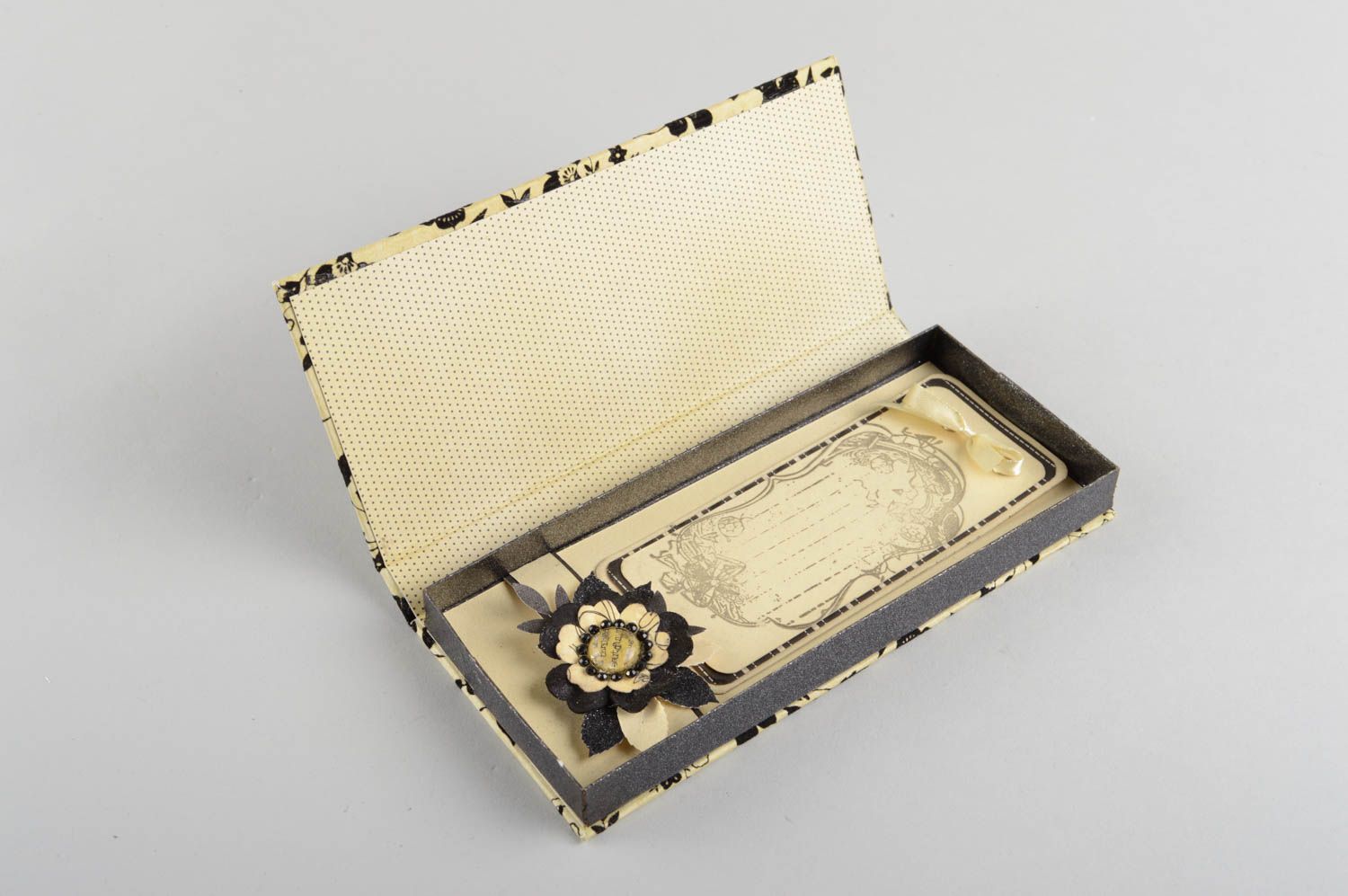 Коробка для денег ручной работы из бумаги для скрапбукинга с цветочком фото 3
