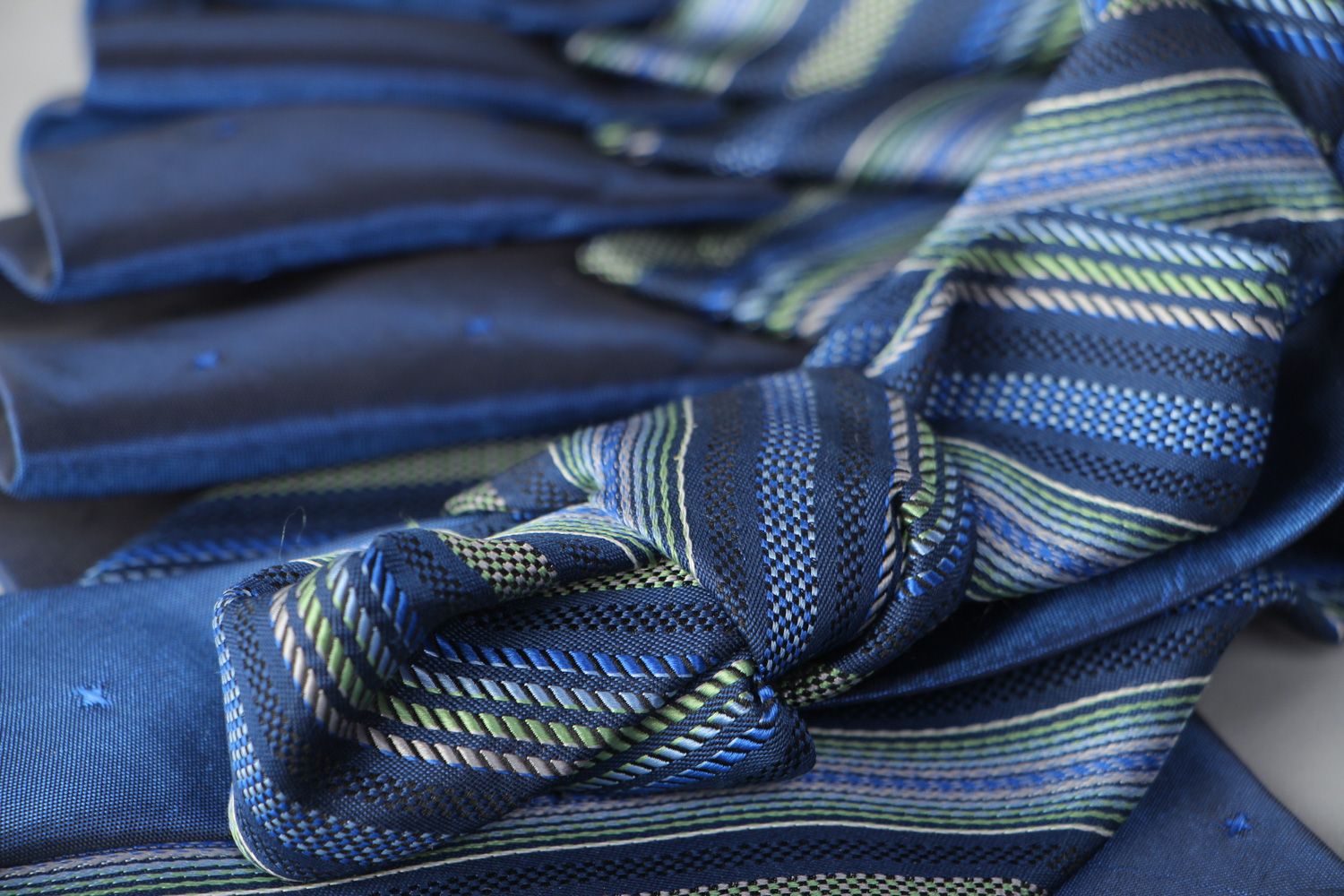 Оригинальное колье из мужских галстуков из шелка и атласа синее фото 4