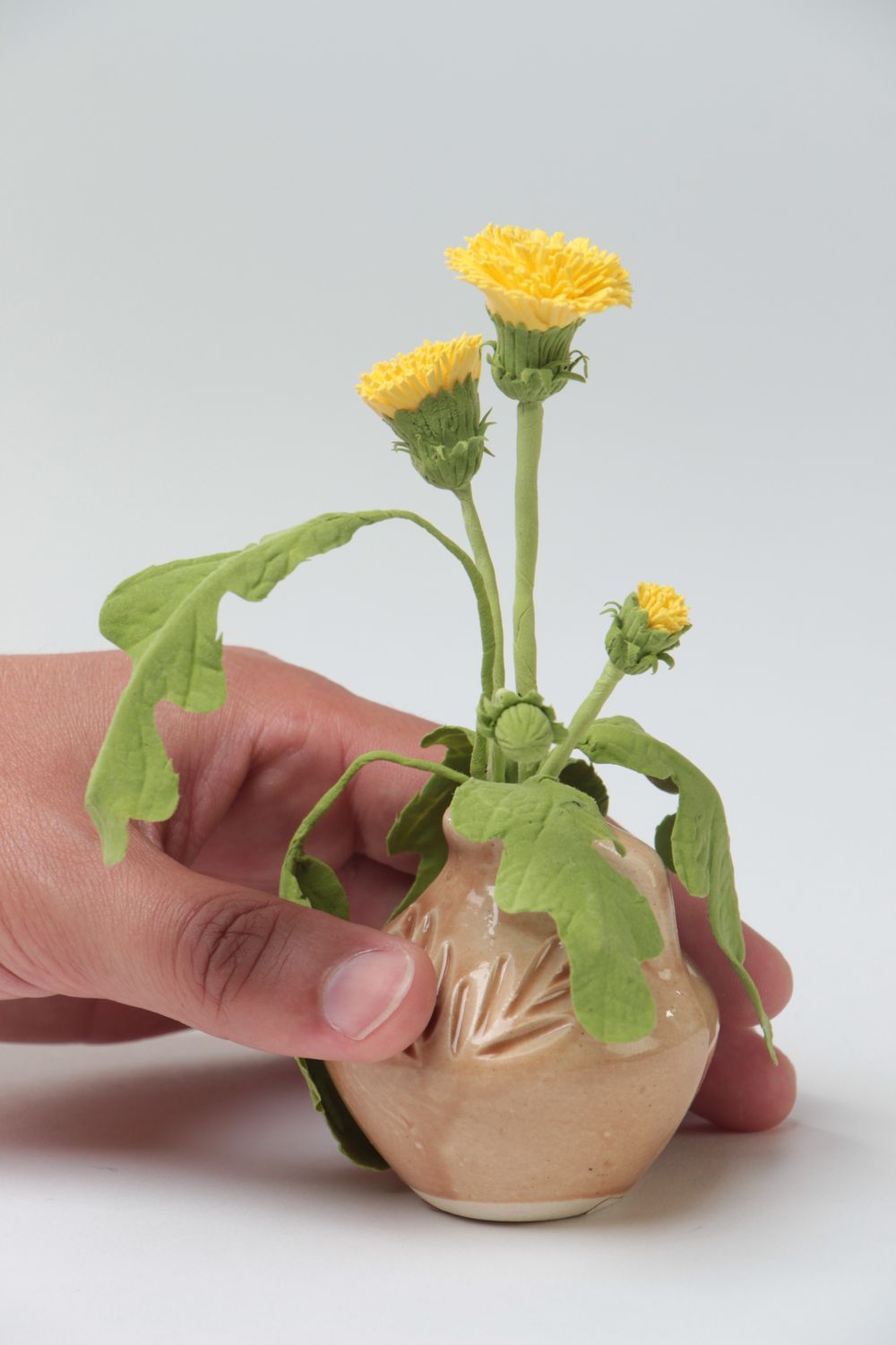 Composition florale en pâte polymère faite main Pissenlits jaunes en pot photo 5