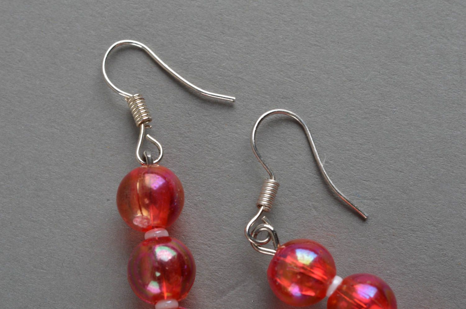 Lange elegante rote handgemachte Ohrringe aus Glasperlen für stilvolle Damen foto 4