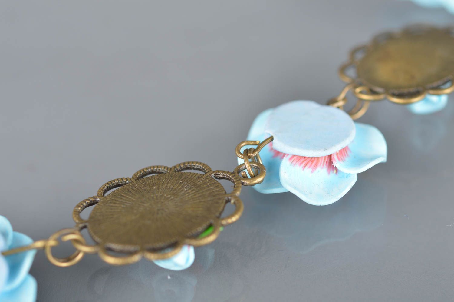 Schönes blaues elegantes feines handgemachtes Armband aus Polymerton mit Blumen foto 4