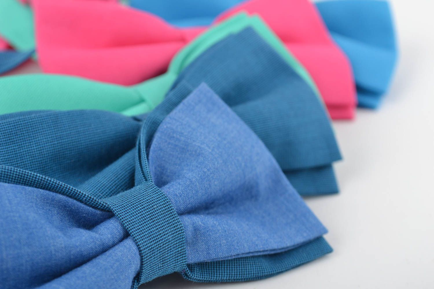 Набор галстуков бабочек из ткани ручной работы разноцветных 5 штук красивых фото 5