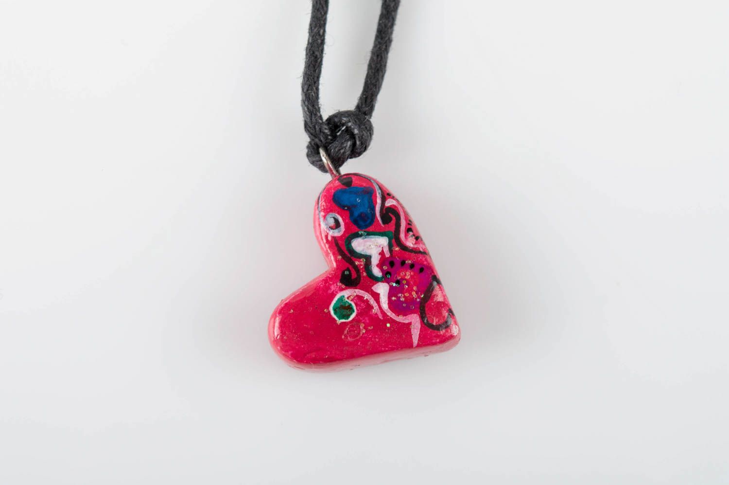 Глиняный кулон расписанный гуашевыми красками ручной работы в виде сердечка фото 3