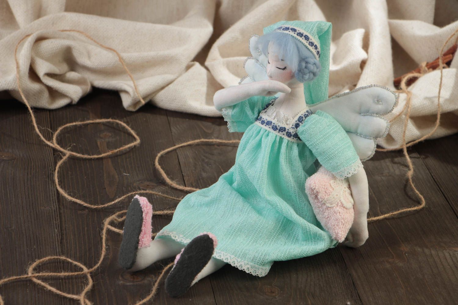 Juguete de peluche de algodón artesanal ángel dormilón con vestido azul y gorro  foto 1