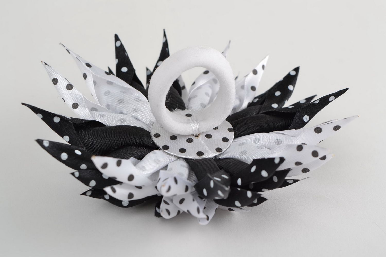 Schwarz weißes Haargummi mit Blume aus Atlasbändern in Kanzashi Technik handmade foto 1