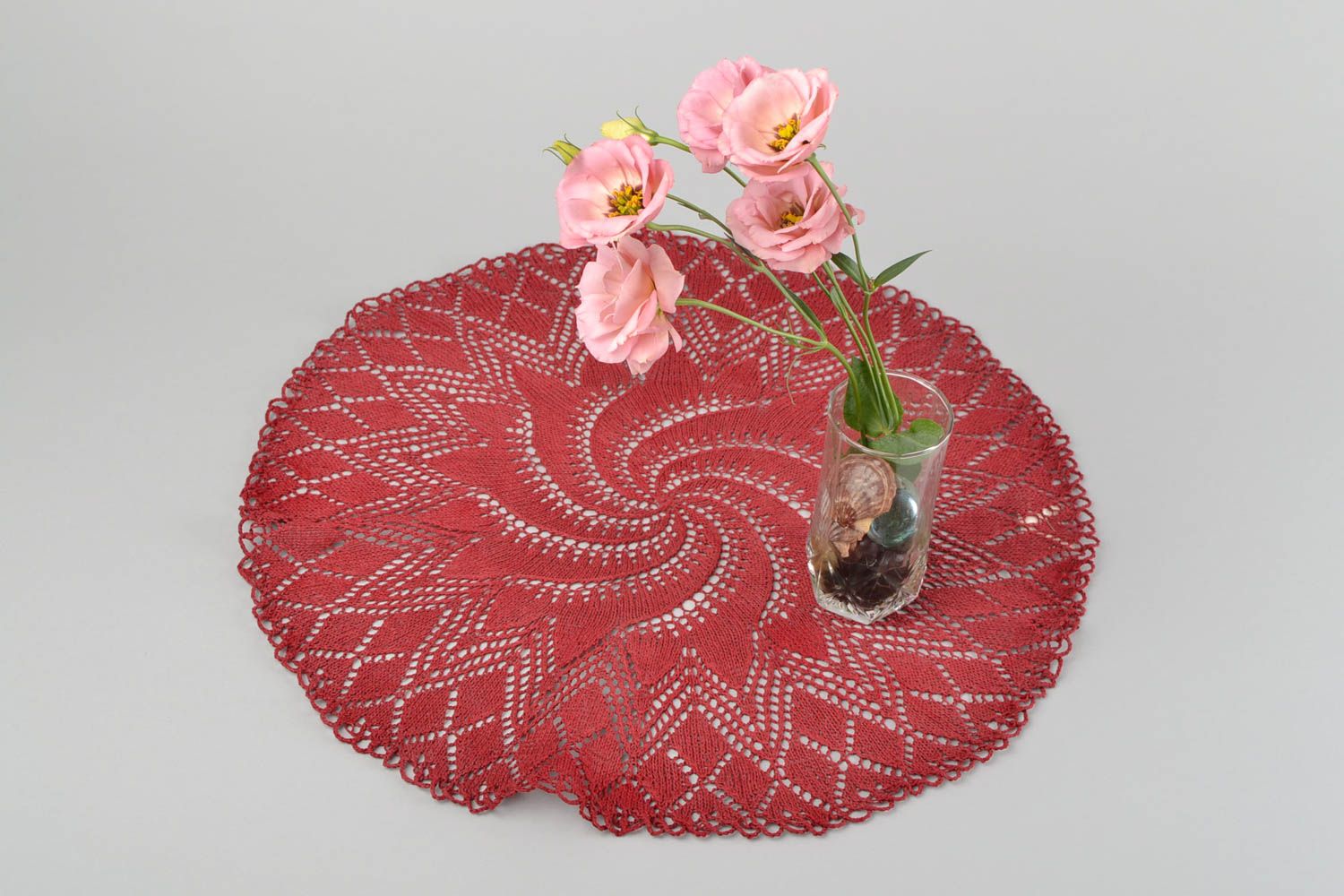 Servilleta tejida artesanal de color rojo elemento decorativo diseño de casa foto 1