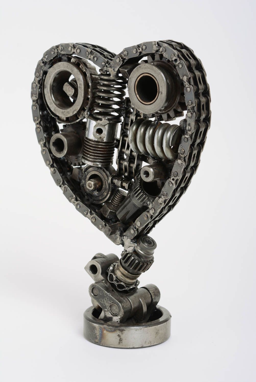 Статуэтка из металлических деталей ручной работы сердце на подставке для дома фото 5