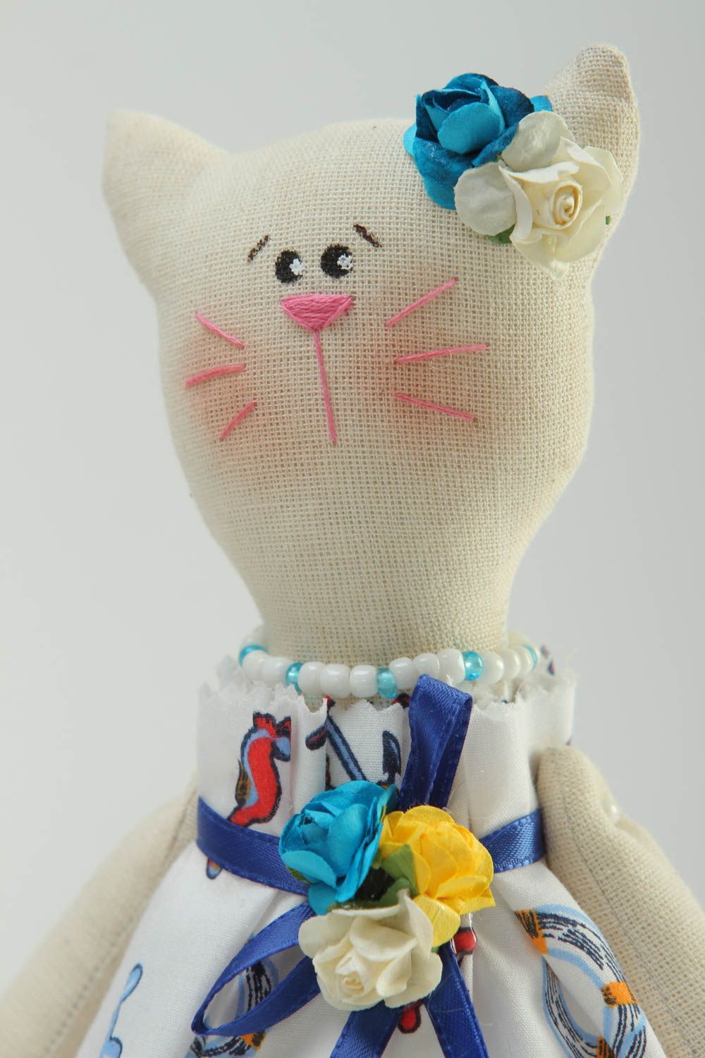 Juguete artesanal muñeca de peluche decorativa regalo original Gatita blanda foto 3